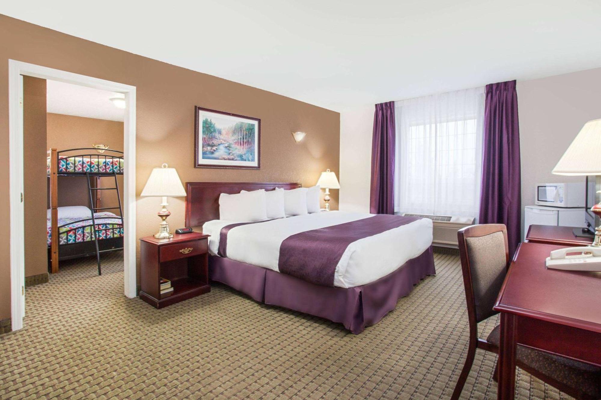 Ramada By Wyndham Red Deer Hotel & Suites מראה חיצוני תמונה