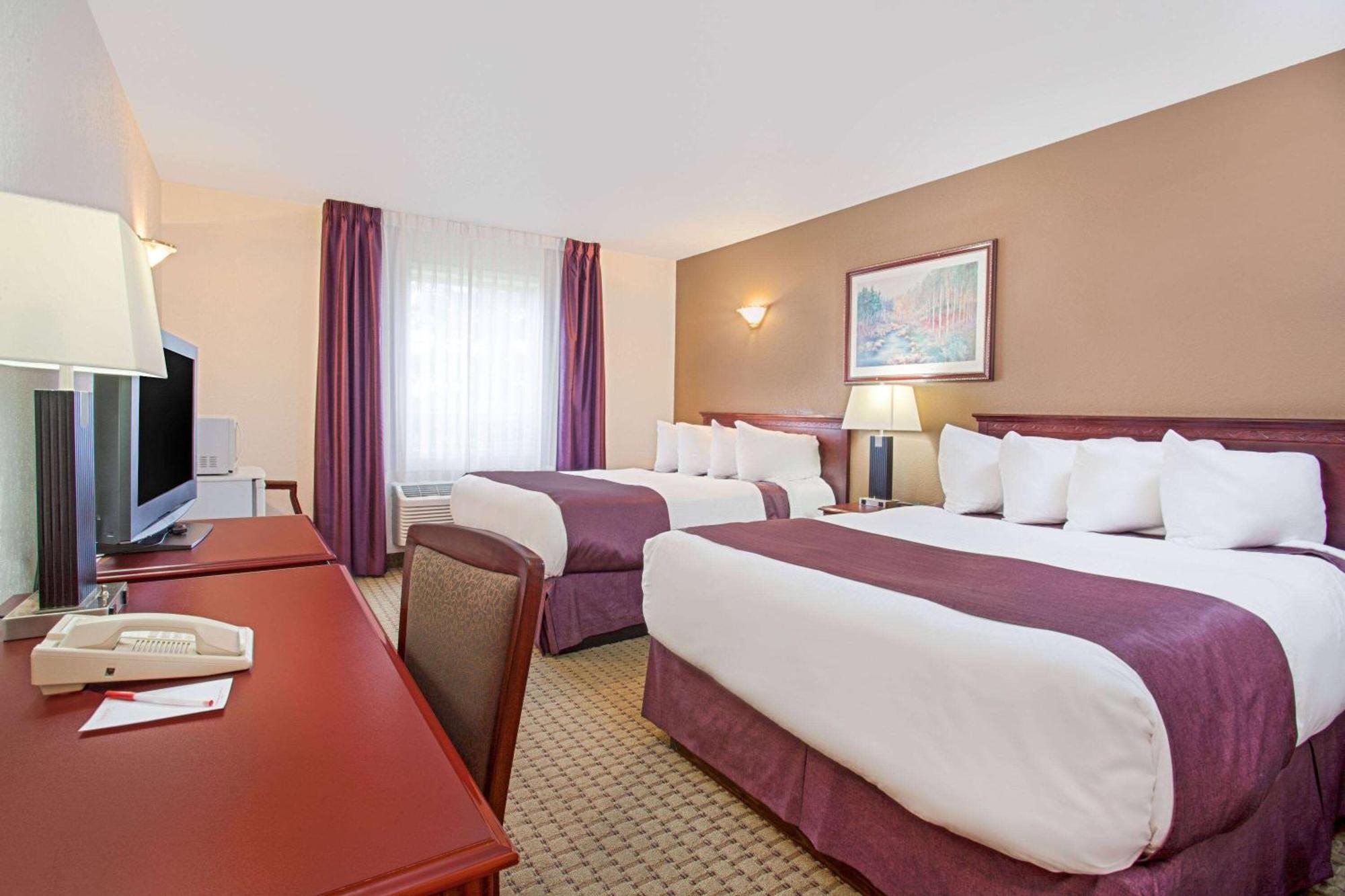 Ramada By Wyndham Red Deer Hotel & Suites מראה חיצוני תמונה